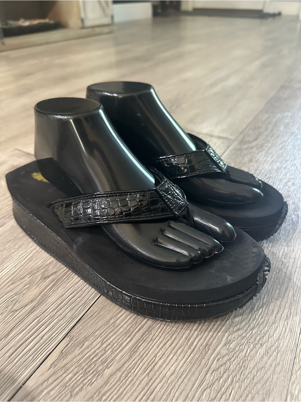 Volatile Womens Black Mini Croco Wedge Sandals Shoe Sz 10
